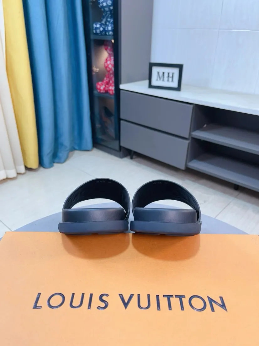 Ex-factory price 320🌹🌹 (lv-Louis Vuitton) new men's sandals, high-end boutique, exquisite embossed logo decoration on the upper, fine workmanship, super soft soles, casual, loose and comfortable, a must-have in summer! \nsize：38-44